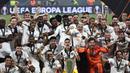 Para pemain Frankfurt merayakan dengan trofi setelah memenangkan pertandingan final Liga Europa melawan Rangers di stadion Ramon Sanchez Pizjuan di Seville, Spanyol, Kamis (19/5/2022).. Frankfurt mengalahkan Rangers 5-4 dalam adu penalti setelah pertandingan pertandingan berakhir imbang 1-1.