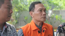Tersangka kasus dugaan korupsi di PN Balikpapan tahun 2018, Kayat tiba untuk menjalani pemeriksaan di gedung KPK, Jakarta, Kamis (1/8/2019). Kayat diperiksa sebagai tersangka terkait menerima suap untuk membebaskan terdakwa kasus pemalsuan surat atas nama Sudarman. (merdeka.com/Dwi Narwoko)