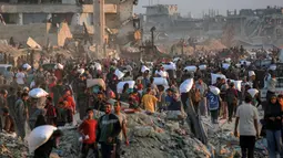 Ribuan warga Gaza langsung bergegas ke pusat distribusi bantuan untuk menerima paket bantuan kemanusiaan. (BASHAR TALEB/AFP)