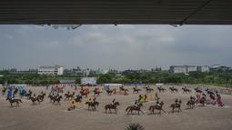 Foto dengan teknik digital stacking saat seorang atlet berkuda tengah beraksi pada ajang Indonesia Horse Lovers 2022 kelas Show Jumping yang berlangsung di Equinara Horse Sports, JIEP Pulomas, Jakarta (13/10/2022). Ajang ini berlangsung dari 19 Oktober hingga 23 Oktober 2022 dengan memperlombakan kelas Drassage dan Show Jumping. (Bola.com/Bagaskara Lazuardi)