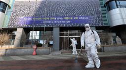 Petugas menyemprotkan disinfektan di depan Gereja Shincheonji di Daegu, Korea Selatan, Kamis (20/2/2020). Korea Selatan resmi menjadi negara terbesar yang melaporkan jumlah kasus virus corona atau COVID-19 di luar China. (Kim Jun-beom/Yonhap via AP)
