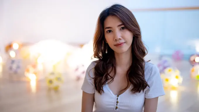 cantik tidak tersenyum mandiri