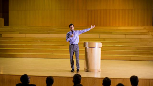 Ilustrasi public speaking