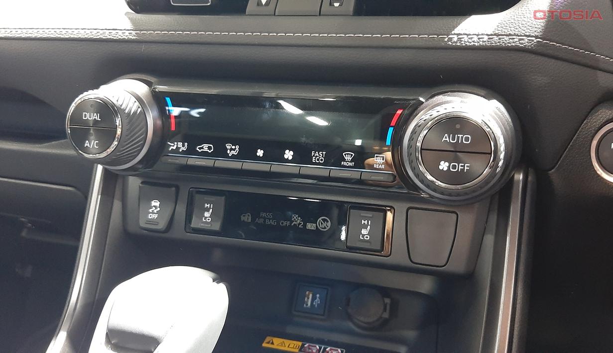 12 Potret Detail Toyota RAV4 PHEV yang Tampil Eksklusif di GJAW 2023