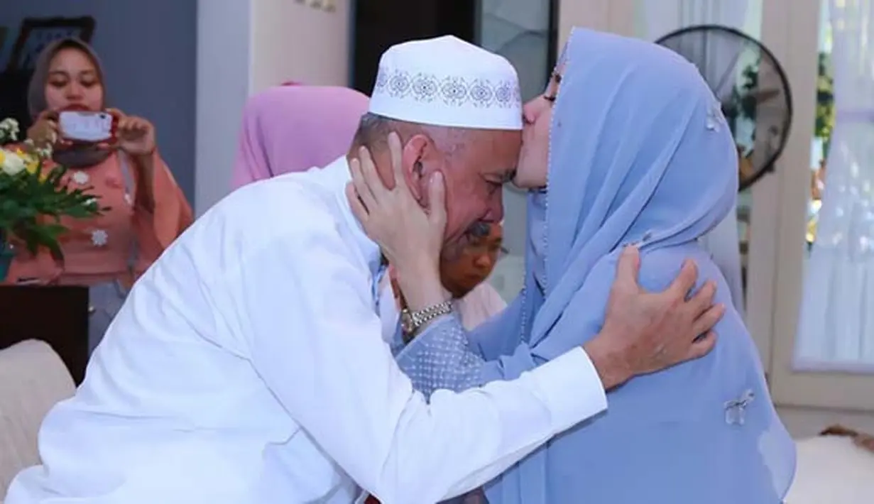 Hijab warna biru dan riasan yang natural di wajahnya membuat Bella semakin cantik dan mempesona. Kecantikan itu tak sirna ketika air mata menetes dari pelupuk Bella saat pengajian itu berlangsung. (Instagram/Laudyacynthiabella)