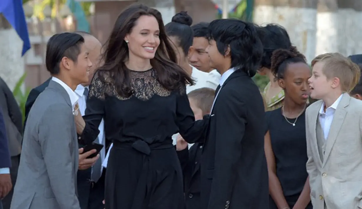 Angelina Jolie dan anak-anaknya dilaporkan terbang ke Ethiopia untuk merayakan hari adopsi bagi Zahara. Jolie pun tak mengajak mantan suaminya lantaran masih merasa sakit hati dari percerainnya itu. (AFP/Bintang.com)