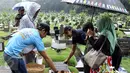 Pemain film Warkop DKI Reborn saat berziarah ke makam almarhum Dono di TPU Tanah Kusir, Bintaro, Jakarta, Sabtu (27/8). Ketiga pemain Dono, Kasino, dan Indro berziarah ke makam Dono dan Kasino. (Liputan6.com/Helmi Afandi)
