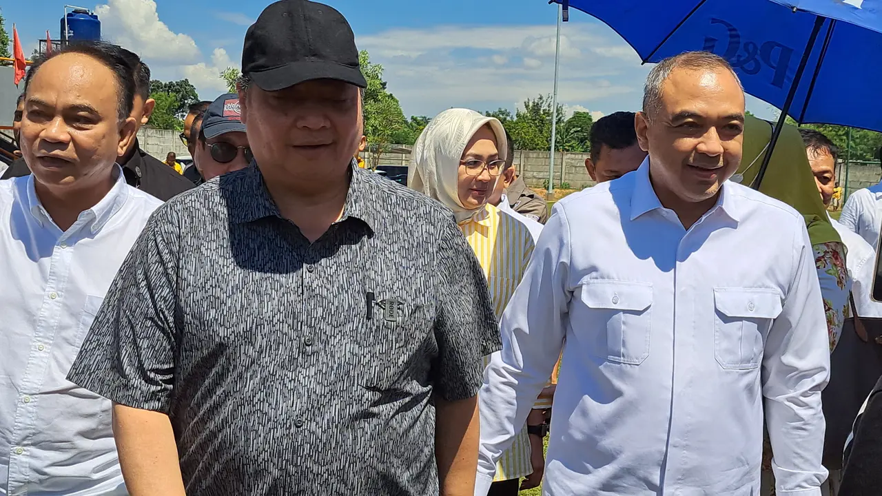 Ketua Umum Partai Golkar, Airlangga Hartarto bersama Bupati Tangerang Zaki Iskandar (Liputan6.com/Pramita Tristiawati)