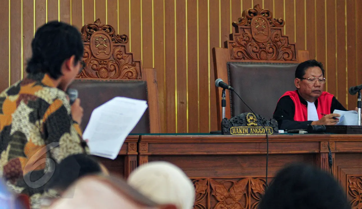 Tim kuasa hukum KPK saat membacakan permohonan praperadilan di PN Jakarta Selatan, Jumat (29/5/2015). Novel dan kuasa hukum KPK membacakan surat permohonan praperadilan terkait penangkapannya oleh pihak Bareskrim Polri. (Liputan6.com/Yoppy Renato)