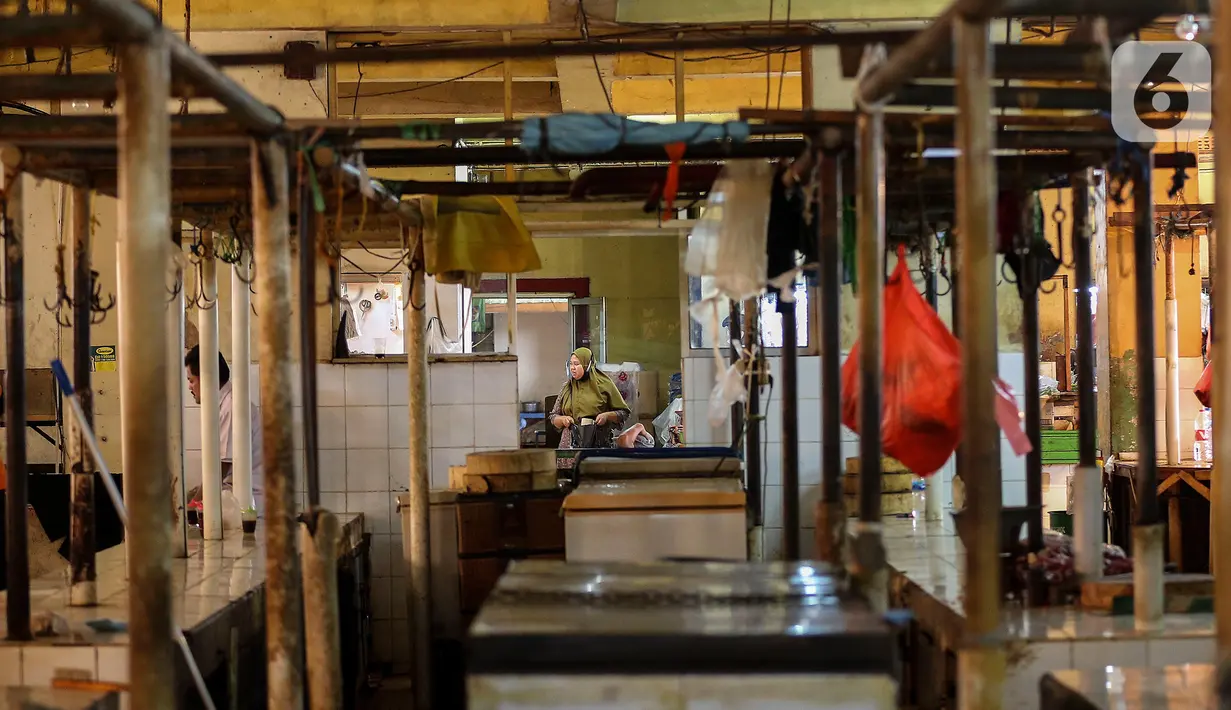 Seorang perempuan terlihat di antara los daging yang kosong akibat aksi mogok pedagang di Pasar Kebayoran, Jakarta, Rabu (20/1/2021). Aksi mogok jualan para pedagang daging sapi sebagai bentuk protes kepada pemerintah atas tingginya harga daging sapi sejak akhir 2020. (Liputan6.com/Johan Tallo)