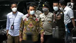 Wakil Ketua DPR RI Azis Syamsuddin tiba di Gedung KPK, Jakarta, Jumat (24/9/2021). Kehadiran Azis untuk menjalani pemeriksaan pertama terkait kasus dugaan suap penanganan perkara di Kabupaten Lampung Tengah. (Liputan6.com/Faizal Fanani)