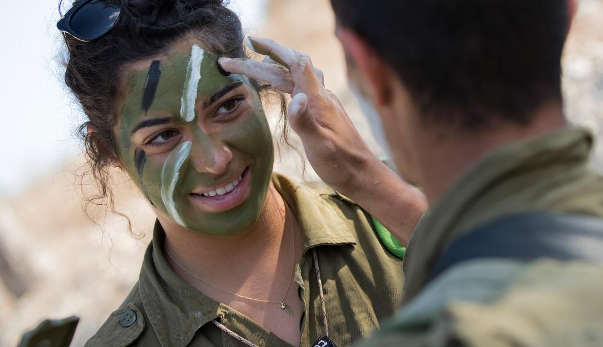 Seorang tentara wanita Israel dari Batalion Bardalas bersiap menjalani latihan perang di sebuah kamp militer, Yoqne'am Illit, Israel Utara, (13/9). Batalion Bardales diperkuat oleh tentara pria dan wanita. (AFP Photo/Jack Guez)