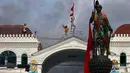 Para demonstran terlihat di atap Singha Durbar, gedung administratif utama pemerintah Nepal, di Kathmandu pada 9 September 2025. (Prabin RANABHAT/AFP)