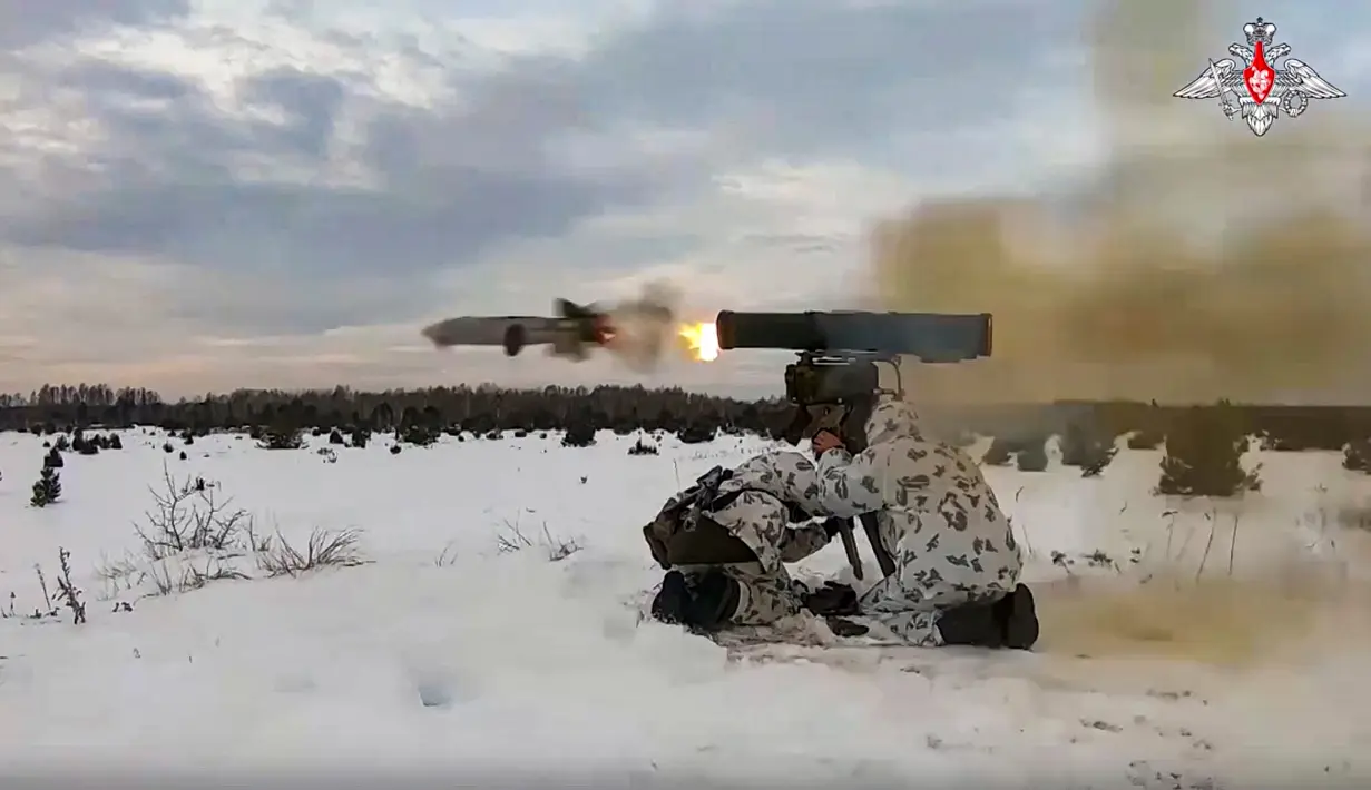 Dalam foto selebaran yang diambil dari video Layanan Pers Kementerian Pertahanan Rusia pada 28 Desember 2022 memperlihatkan tentara Rusia ikut serta dalam latihan di lokasi yang tidak ditentukan di Belarusia. (Russian Defense Ministry Press Service via AP)