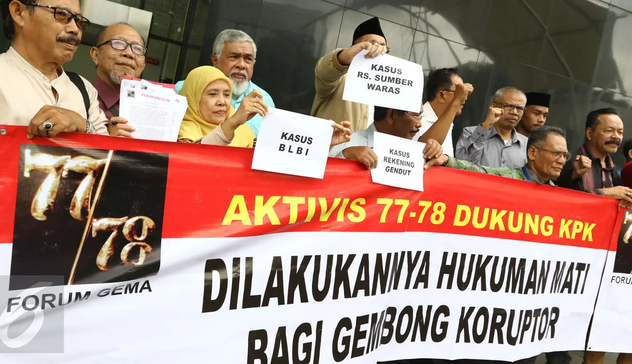 Aktivis 77-78 (Gema 77-78 se-Indonesia) menggelar aksi di depan gedung KPK, Jakarta, Rabu (22/3). Usai beraudiensi mereka meminta KPK segera megusut tuntas kasus Korupsi E - KTP dan kasus besar lainya yang masih mangkrak. (Liputan6.com/Helmi Afandi)