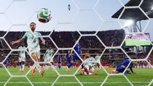 (Gambar diambil menggunakan kamera jarak jauh dari belakang gawang.) Josko Gvardiol #4 dari Kroasia mencetak gol yang dinyatakan offside setelah tinjauan VAR selama pertandingan babak 32 besar Piala Dunia 2026 antara Portugal dan Kroasia di Stadion Toronto pada 2 Juli 2026 di Toronto, Ontario. (Justin Setterfield/Getty Images via AFP)