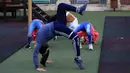 Sejumlah wanita muda Palestina berlatih parkour di Kota Betlehem, Tepi Barat (30/11/2020). (Xinhua/Mamoun Wazwaz)
