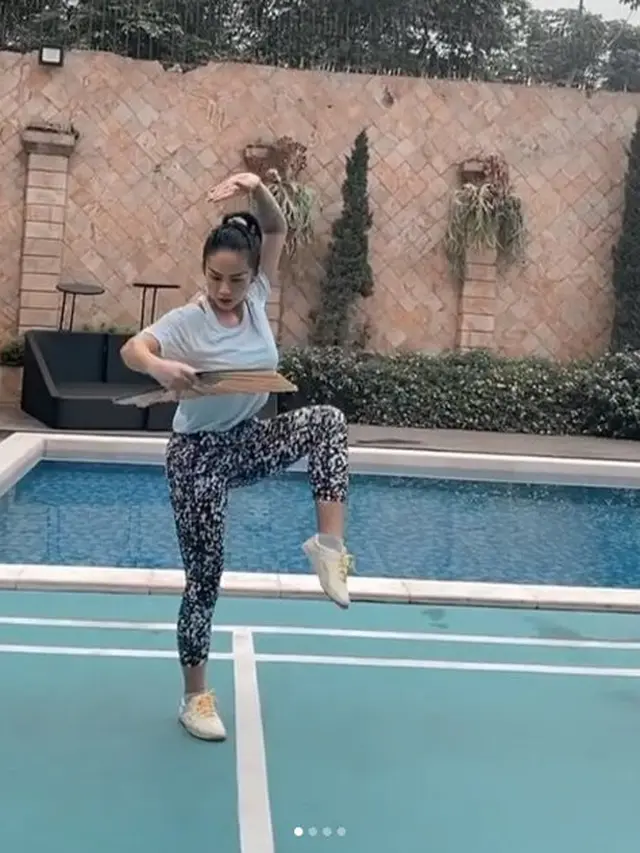 7 Momen Krisdayanti Latihan Wushu, Praktekan Jurus Kipas