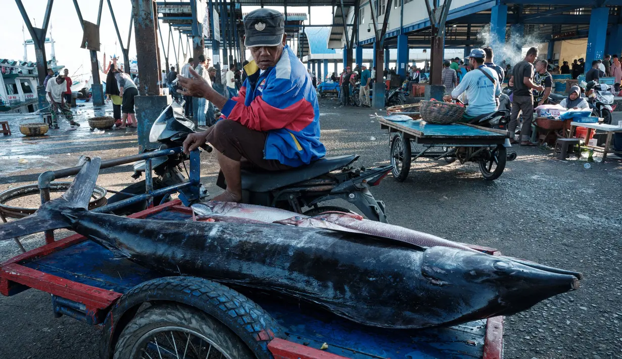 Beberapa pedagang mengatakan hal ini disebabkan kurangnya pasokan dari sejumlah sumber pemasok ikan. (Yasuyoshi CHIBA/AFP)