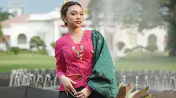 Penampilan Naura Ayu dengan busana berwarna pink yang dipadukan dengan kain Nusantara berwarna hijau ini pun banjir pujian. Dirinya juga terlihat menambahkan beberapa aksesoris tradisional sebagai penunjang penampilan. (Liputan6.com/IG/@naura.ayu)