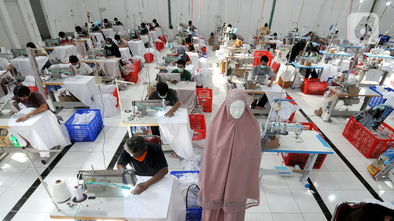 Melihat Kesibukan Pabrik Mukena di Depok