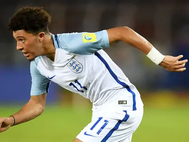 Pemain Timnas Inggris U-17, Jadon Sancho saat bertanding melawan Chile pada laga Grup F Piala Dunia U-17 2017 di Salt Lake Stadium, Kolkata, India, 8 Oktober 2017. Sancho tergabung dalam skuad Timnas Inggris U-17 saat Piala Dunia U-17 2017. (AFP/Dibyangshu Sarkar)