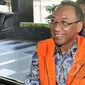 Jero Wacik menebarkan senyum saat tiba di Gedung KPK, Jakarta, Selasa (12/5/2015). Jero diperiksa kembali untuk kasus pemerasan saat ia menjabat sebagai Menteri ESDM. (Liputan6.com/Helmi Afandi) 