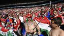 Suporter Hungaria berfoto selfie dengan stik panjang saat laga grup F Euro Cup 2016 antara Hungaria vs Portugal di Stadion Parc Olympique Lyonnais, Decines-Charpieu, (22/6/2016). (AFP/Joe Klamar)
