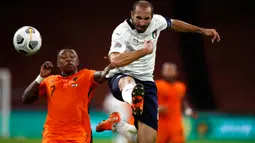 Penyerang timnas Belanda, Steven Bergwijn (kiri) berebut bola dengan pemain timnas Italia, Giorgio Chiellini pada lanjutan UEFA Nations League Grup 1 Liga 1 di Johann Cryuff Arena, Senin (7/9/2020). Italia menang 1-0 saat berkunjung ke markas Belanda. (AP Photo/Peter Dejong)