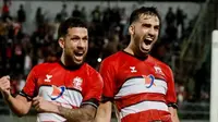 Striker Madura United, Miljan Skrbic mencetak gol lewat titik putih ke gawang Persija Jakarta dalam laga lanjutan BRI Liga 1 2024/2025 di Stadion Gelora Bangkalan, Jawa Timur, Minggu (6/4/2025) malam. Iran Junior datang untuk berselebrasi bersama. (Dok. Madura Uniited).