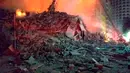 Sebuah bangunan 26 lantai yang runtuh setelah dilalap api di Sao Paulo, Brasil, Selasa (1/5). Lebih dari 150 petugas pemadam kebakaran berjuang melawan kobaran api yang diduga disebabkan oleh ledakan gas. (Sao Paulo Fire Department via AP)
