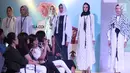 Sejumlah model berpose mengenakan koleksi desainer Indonesia Fashion Chamber (IFC) dalam Fimela Fuchsia Market 2018 di Kota Kasablanka, Jakarta, Sabtu (26/5). (Liputan6.com/Arya Manggala)