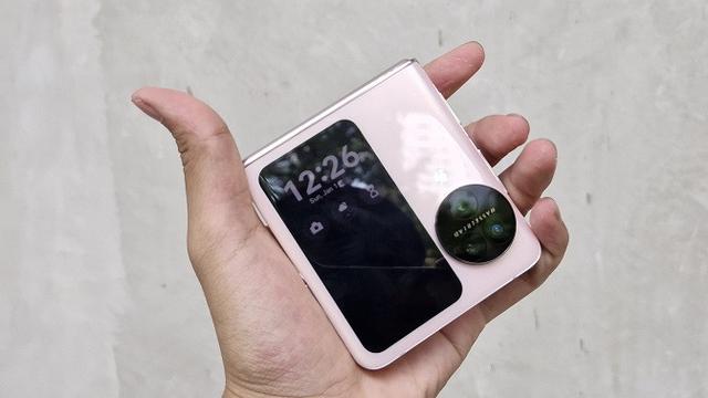 Mencoba HP Layar Lipat Baru Oppo Find N3 Flip