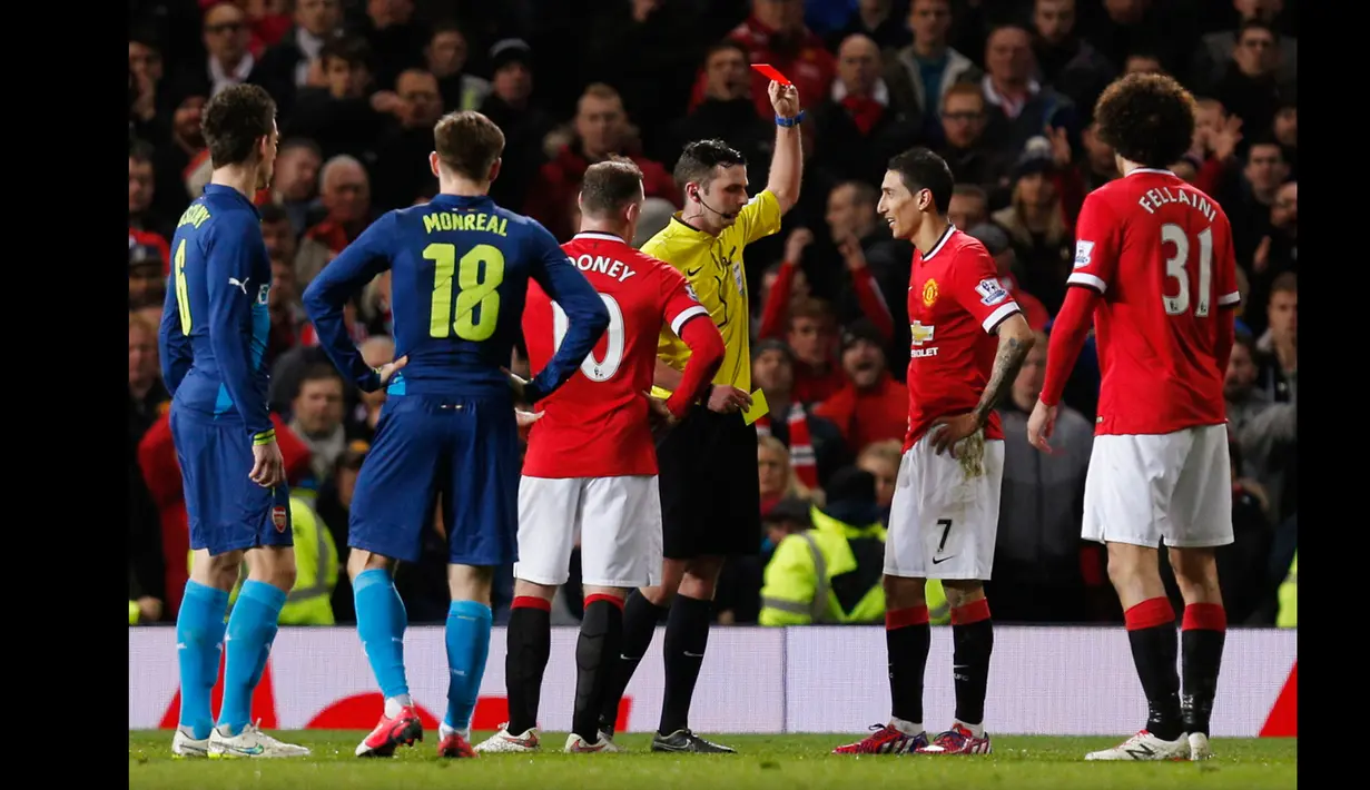 Gelandang Manchester,  Angel Di Maria mendapatkan kartu merah dari wasit Michael Oliver saat laga perempat final Piala FA di Stadion Old Trafford, Inggris (10/3/2015). Arsenal Menang 2-1 atas Manchester United.(Reuters/Jason Cairnduff )