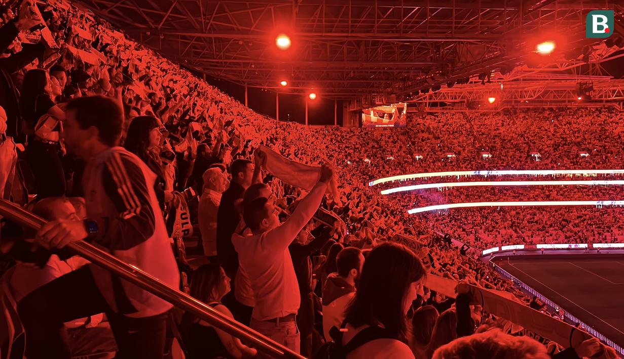 Atmosfer pertandingan semakin terasa saat memasuki stadion. Sesaat perasaan terpana ketika menaiki anak tangga terakhir dan melihat lapangan utama. Hanya satu kata untuk mendeskripsikannya. Megah! Layak sebagai kandang tim tersukses di Liga Portugal. (Bola.com/Bagaskara Lazuardi)