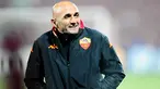 Roma's coach Luciano Spalletti during their official training session at one day ahead of the Champions League match against CFR Cluj in Cluj-Napoca city, on November 25, 2008. AFP PHOTO/DANIEL MIHAILESCU