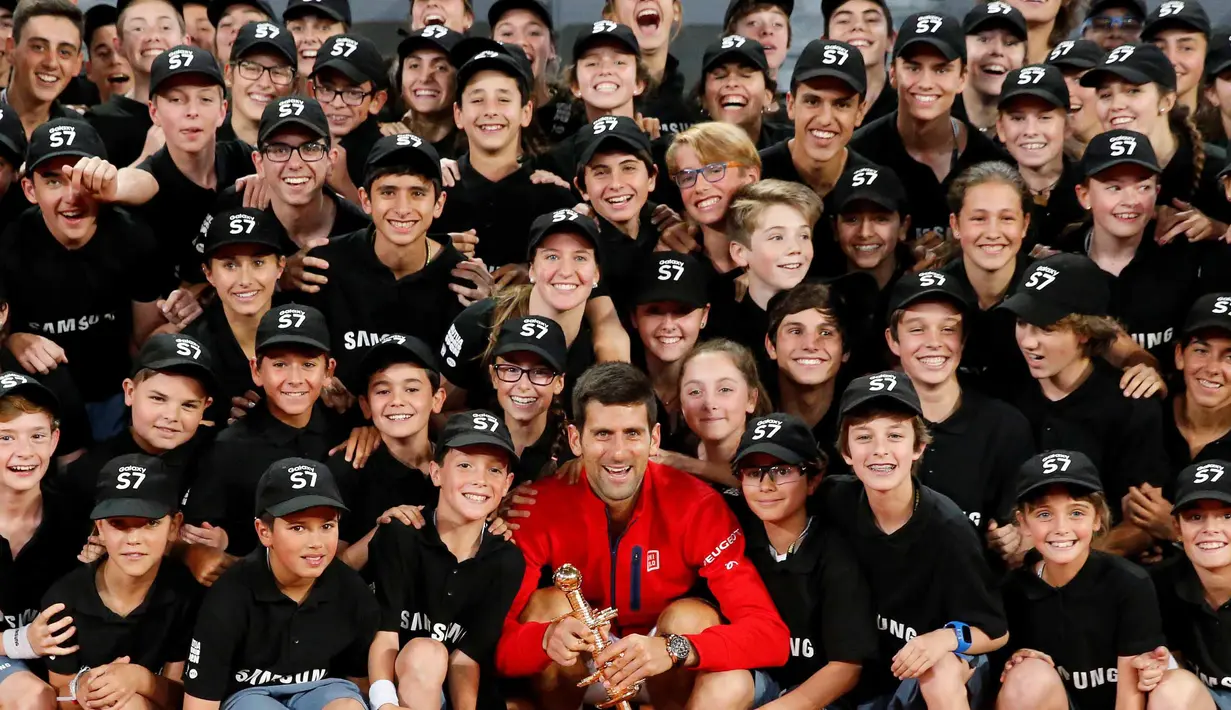  Petenis asal Serbia, Novak Djokovic berfoto bersama ballboys usai meraih trofi juara mengalahkan Andy Muray pada kejuaraan Madrid Open di Spanyol (8/5/2016).  (REUTERS/Paul Hanna) 