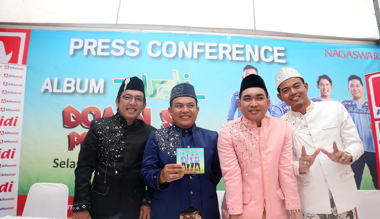 Grup band Wali memang terkenal dengan musik melayu yang simpel didengar. Band yang digawangi oleh  Apoy, Faank, Tomi, dan Ovie ini baru saja mengeluarkan album baru berjudul ‘Doain Ya Penonton’. (Andy Masela/Bintang.com)