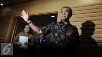 Ketua KPK Agus Rahardjo (kanan) memberi salam pada awak media jelang memberikan keterangan pers terkait OTT Walikota Cimahi di Gedung KPK, Jakarta, Jumat (2/12). (Liputan6.com/Helmi Afandi)