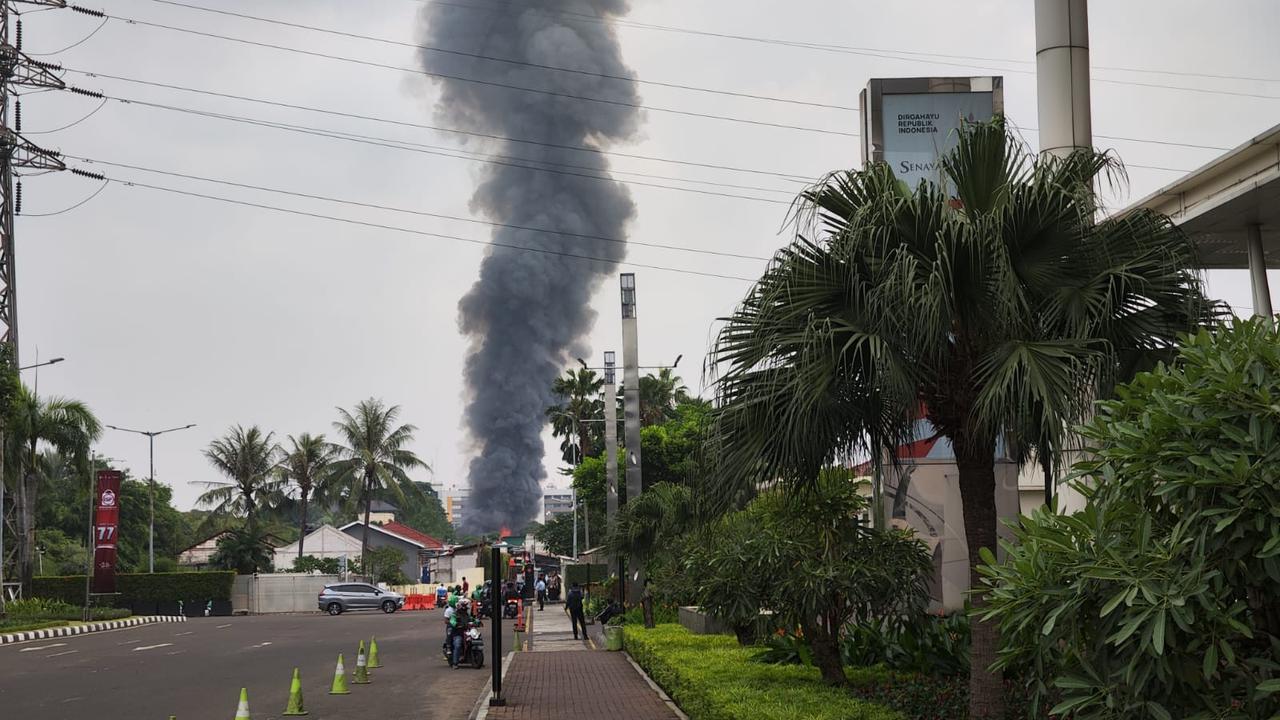 Kebakaran di Jalan Simprug Golf 2, Kebayoran Lama, Jakarta Selatan, Minggu (21/8/2022) siang (Liputan6.com/Thomas)