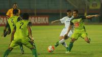 Pemain anyar Bhayangkara FC, Antoni Putro Nugroho berduel dengan gelandang impor Arema Cronus, Marcio Teruel di Stadion Gelora Delta Sidoarjo, Sabtu (17/9/2016). (Bola.com/Iwan Setiawan)