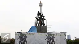 Area sekitar Patung Ikada diberi pembatas saat pembersihan patung tersebut, Jakarta, Selasa (22/11). Pembersihan dilakukan untuk melestarikan bangunan cagar budaya tersebut agar tetap terawat. (Liputan6.com/Immanuel Antonius)