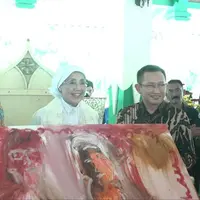 Nani Wijaya dan Ajip Rosidi dapat lukisan abstrak di hari pernikahan.