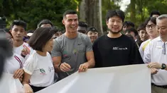 Pemain sepak bola asal Portugal, Cristiano Ronaldo (tengah) ambil bagian dalam acara untuk mendukung beasiswa pemuda yang didirikan oleh filantropis Peter Lim di Singapura, Jumat (2/6/2023). (Nicholas Yeo/AFP)