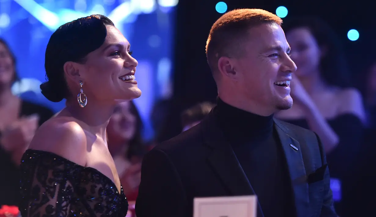 Penyanyi Jessie J dan aktor Channing Tatum menghadiri Pre-Grammy Gala dan acara penghormatan untuk ikon industri musik di California, Minggu (25/1/2020). Dua bulan setelah putus, kini pasangan tersebut kembali memamerkan kemesraan mereka di red carpet. (Alberto E. Rodriguez/Getty Images/AFP)