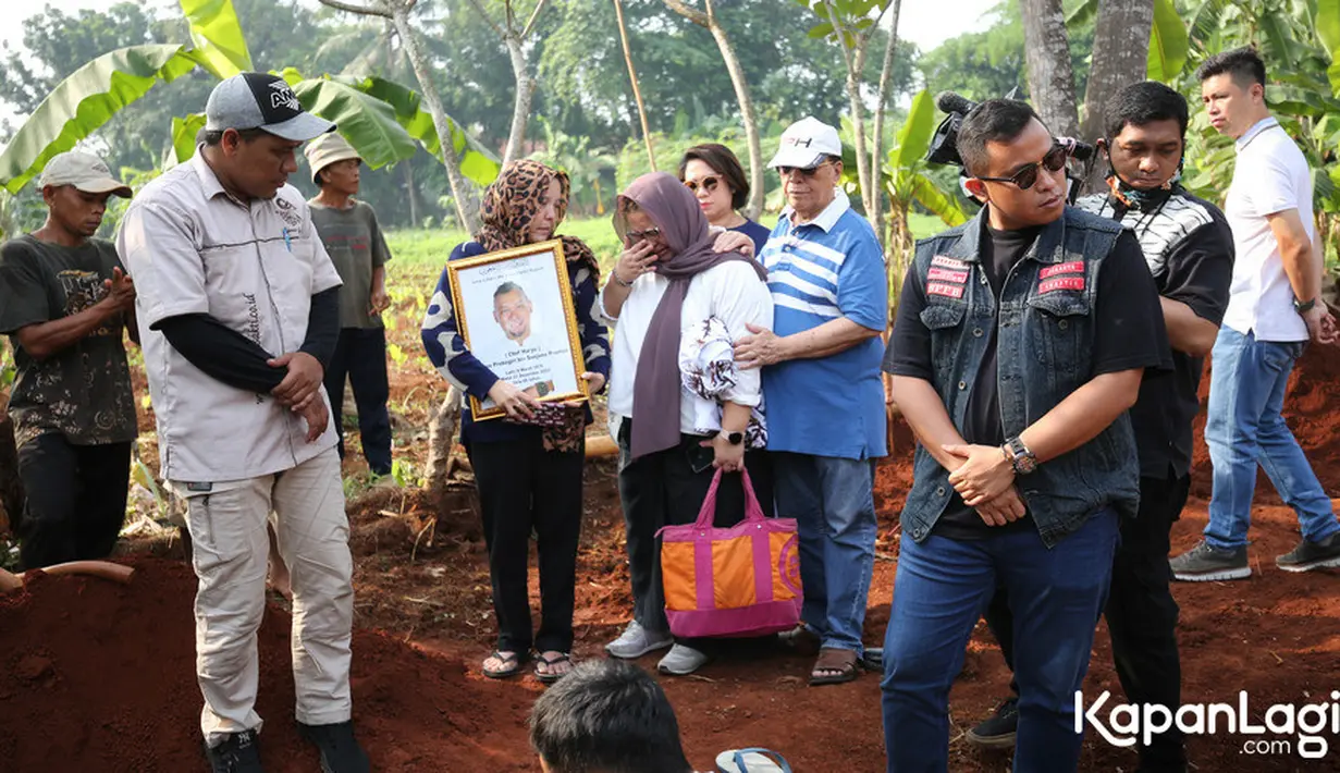 Pihak keluarga tak kuasa menahan air matanya ketika proses pemakaman chef Haryo. Menurut kakak chef Haryo, sebelum meninggal dunia almarhum sempat menulis sebuah lagu berjudul Kembali ke Cahaya. [Foto: KapanLagi.com®/Bayu Herdianto]