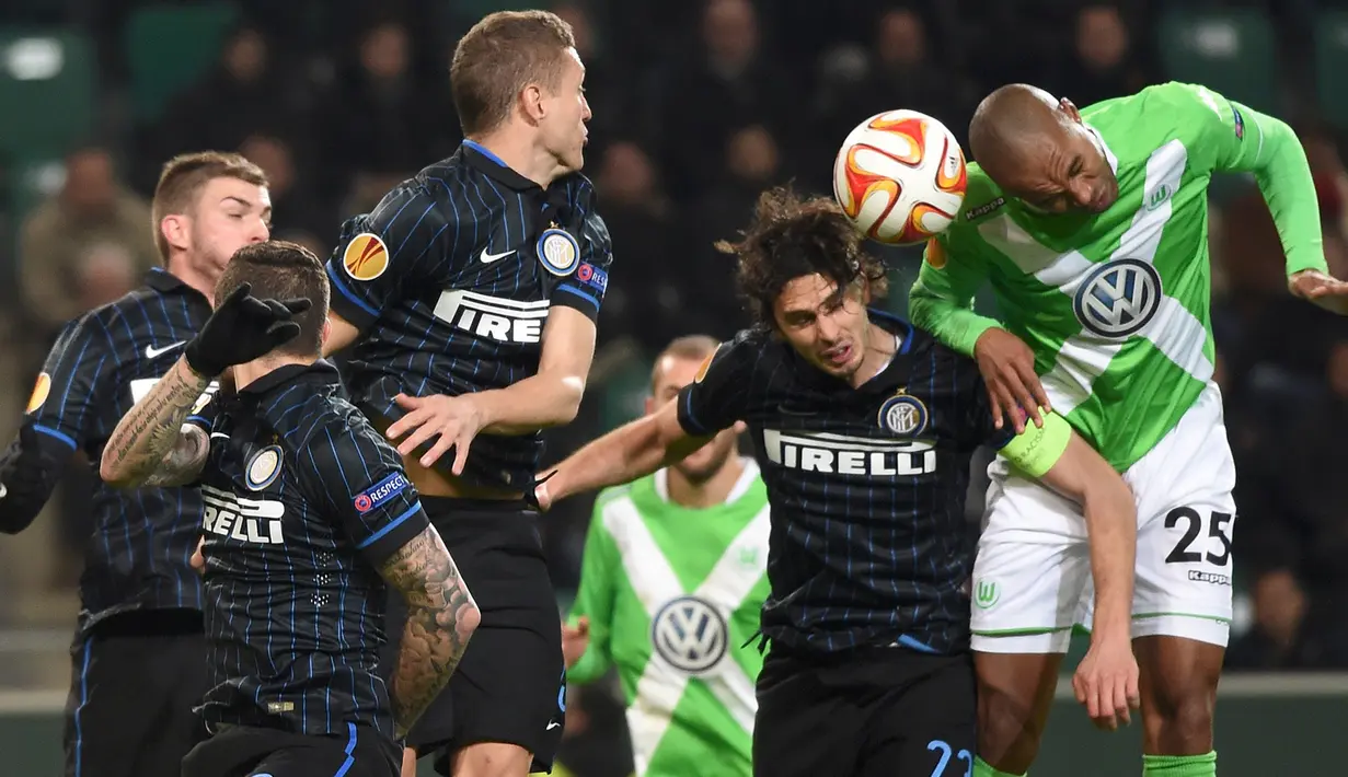 Pertarungan sengit tersaji di leg pertama babak 16 Liga Europa antara Wolfsburg dengan Inter Milan di Stadion Volkswagen Arena, Jumat (13/3/2015). Wolfsburg menang 3-1 atas Inter Milan. (Reuters/Fabian Bimmer)