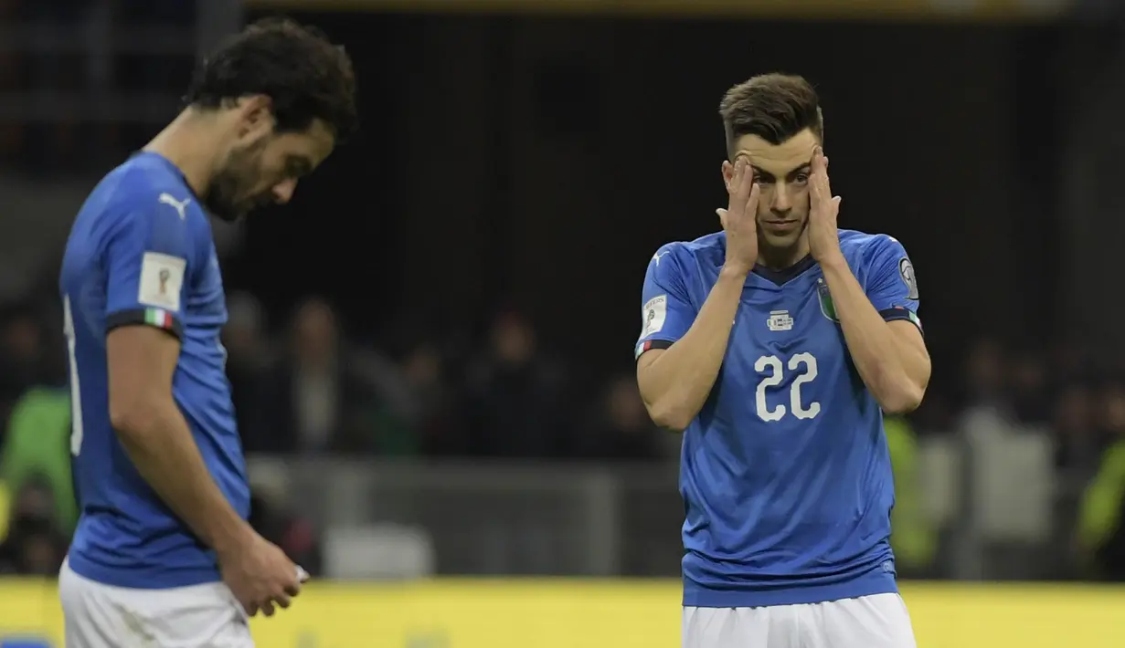 Gelandang Italia, Stephan El Shaarawy, tampak lesu usai gagal membawa Italia lolos ke Piala Dunia 2018 setelah disingkirkan Swedia di Stadion Giuseppe Meazza, Senin (13/11/2017). Italia bermain imbang 0-0 dengan Swedia. (AFP/Miguel Medina)
