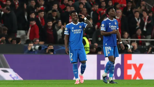 Pemain Real Madrid Vinicius Junior (kiri) usai mencetak gol pada laga play-off Liga Champions antara Benfica vs Real Madrid