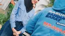Sebagai figur publik, Syahnaz turut menarik perhatian masyarakat dengan gaya sederhana namun elegan saat menemani suaminya. Ia kerap tampil mengenakan busana kasual yang tetap rapi, menunjukkan citra seorang istri calon pemimpin yang dekat dengan rakyat. (Liputan6.com/IG/@syahnazs)